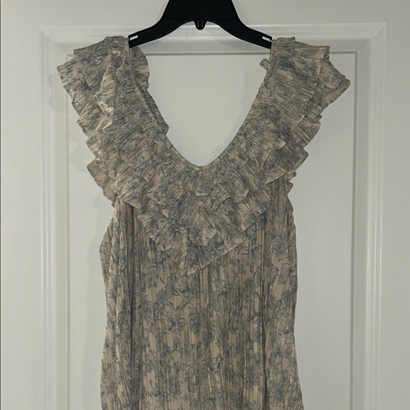 Express Ruffled Sleeveless Blouse - Picture 1 of 4